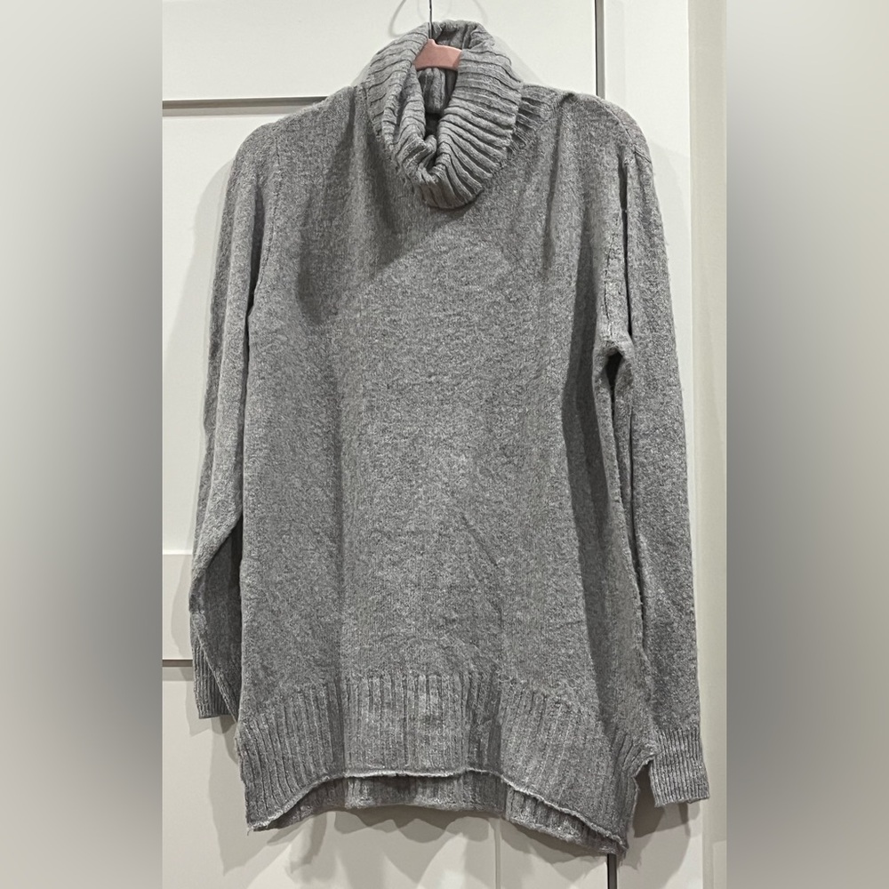 NWT Abound Lightweight Turtleneck Raw Hem Sweater in Light Grey - Size S